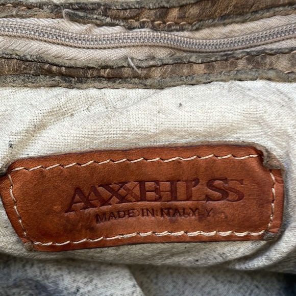 Axel’s - Mochila Leather Ruffle Drawstring Bag in Olive - Picture 7 of 9